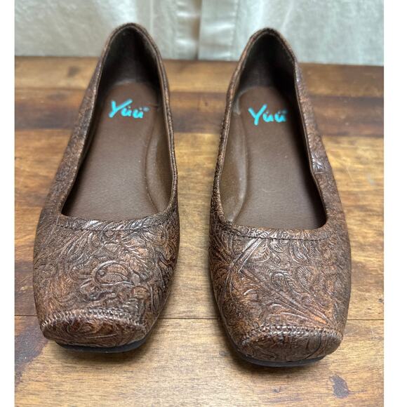 Yuu Impress Women's Brown Embossed Floral Faux Leather Slip-On Shoes Size 7 1/2 - Picture 2 of 7